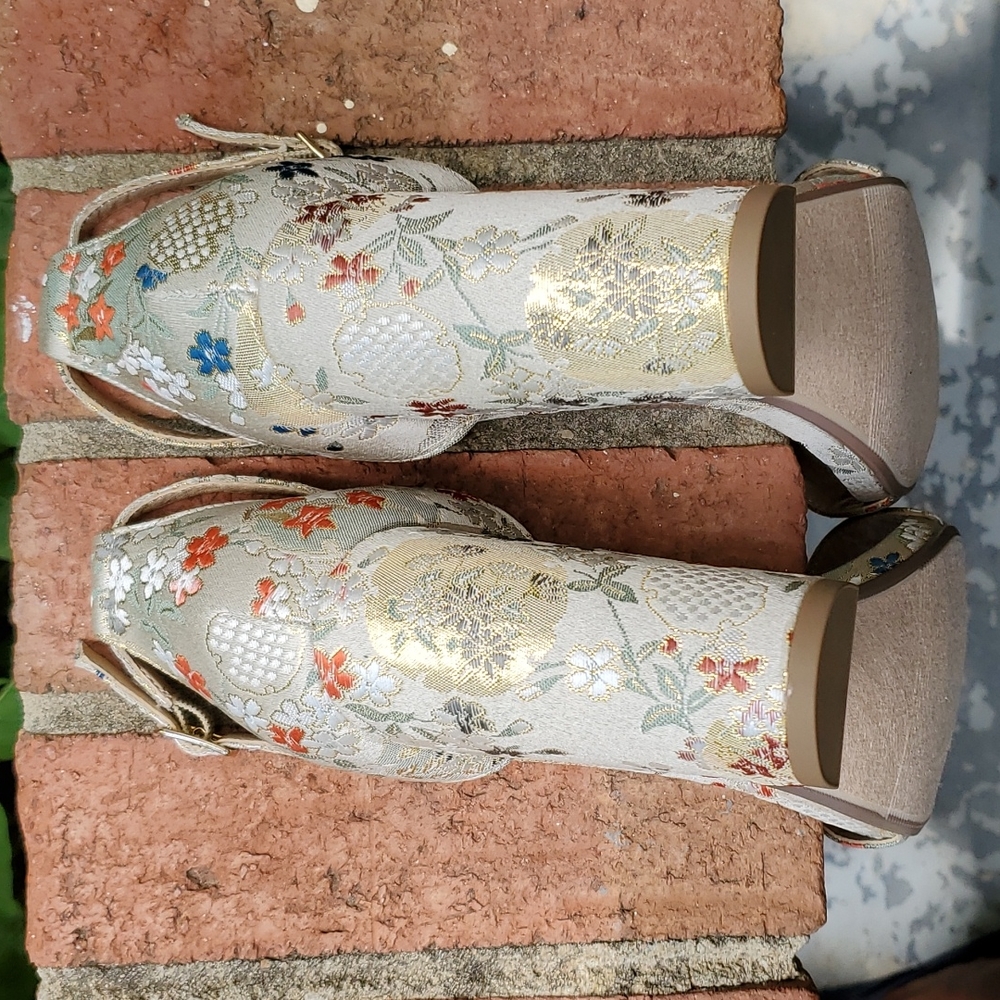 Fabric covered block heel sandals - Picture 9 of 11
